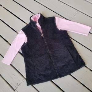 L plush blk vest with pockets and scrolls